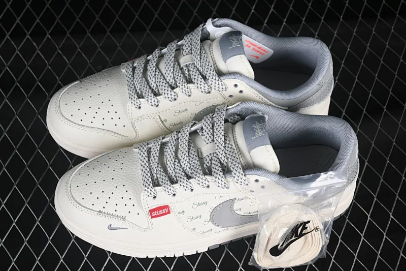 All categories Nk SB Dunk Series Nk SB Dunk Low High-end customized low-top sneakers Nike SB Dunk Low Stusi co-branded three-dimensional gray hook Anniversary high-end customized low-top casual sneakers XS6089-540